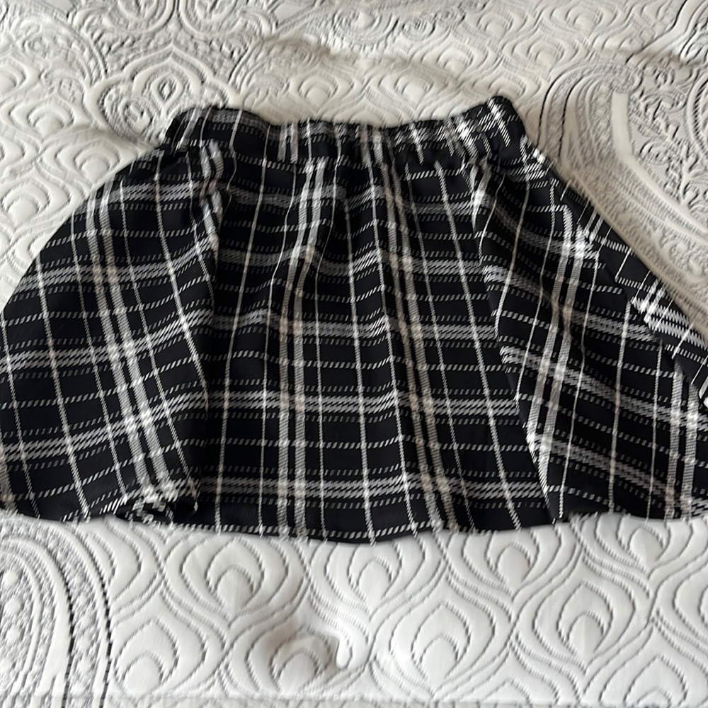 SHEIN plaid skirt. Black and White. Size medium (6)